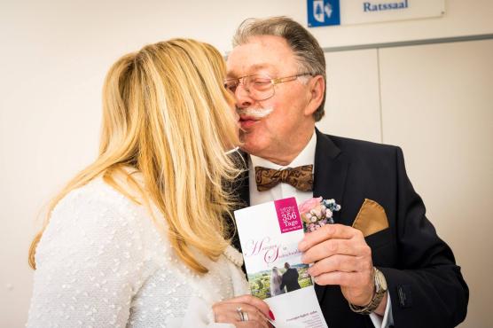 Brautpaar mit Flyer Heiraten in Sasbachwalden