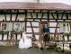 Brautpaar vor Eingang Doll Augustins Hus