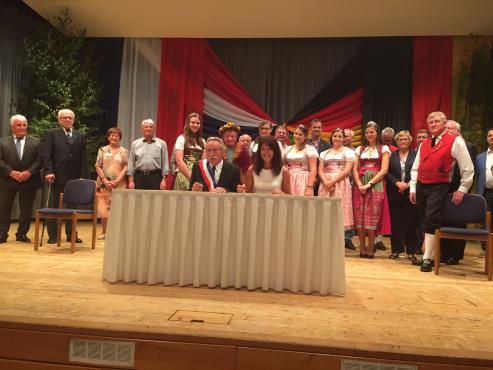Die Freundschaftsurkunde wird neu unterzeichnet von Bürgermeisterin Sonja Schuchter, Sasbachwalden und Pierre Savoye, Villié Morgon