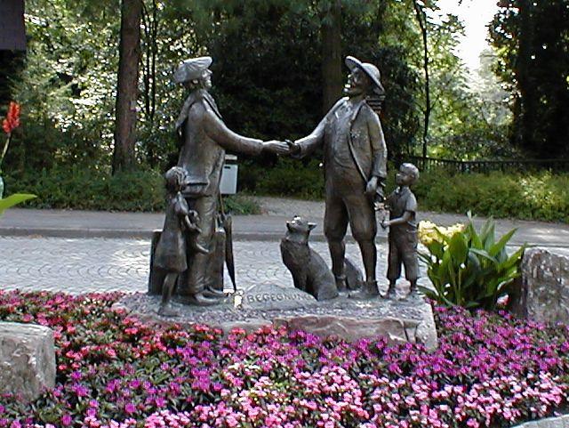 Villié-Morgon-Platz - ein Deutscher und ein Franzose reichen sich die Hand, Figuren von Klaus Olinek aus Sasbachwalden